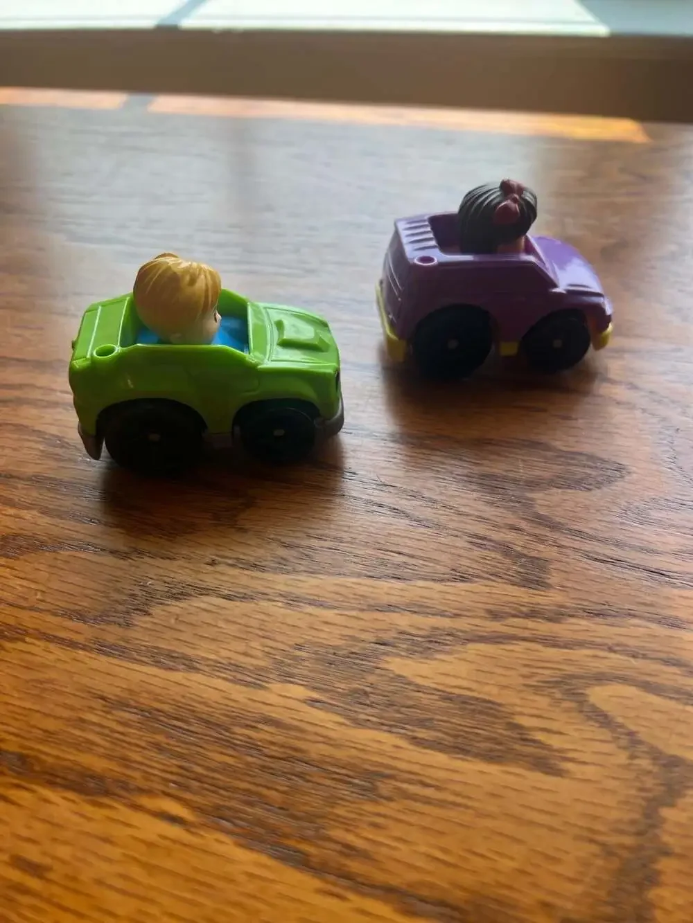 Fisher-Price Little People Wheelies Toy Car Set with Green and Purple Vehicles